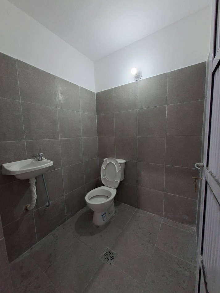 B° VILLA ADELA: ALQUILO IMPONENTE GALPON A ESTRENAR DE 420 M2 SOBRE PETTIROSSI