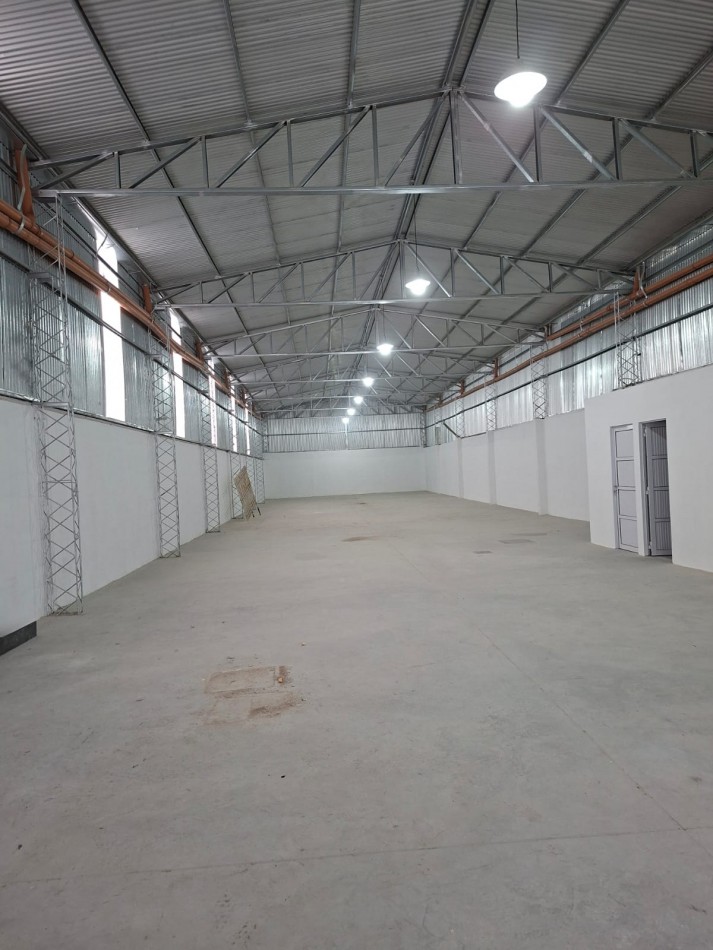 B° VILLA ADELA: ALQUILO IMPONENTE GALPON A ESTRENAR DE 420 M2 SOBRE PETTIROSSI