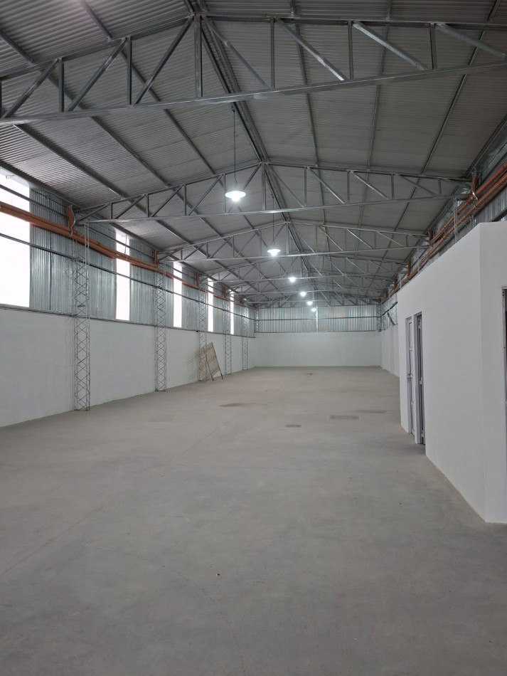 B° VILLA ADELA: ALQUILO IMPONENTE GALPON A ESTRENAR DE 420 M2 SOBRE PETTIROSSI