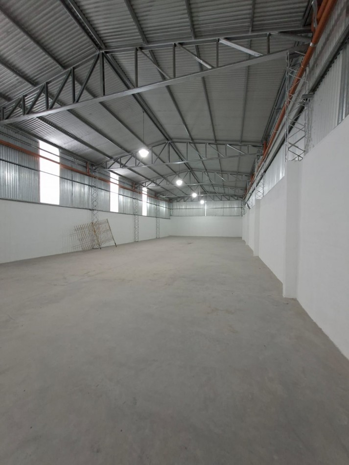 B° VILLA ADELA: ALQUILO IMPONENTE GALPON A ESTRENAR DE 420 M2 SOBRE PETTIROSSI