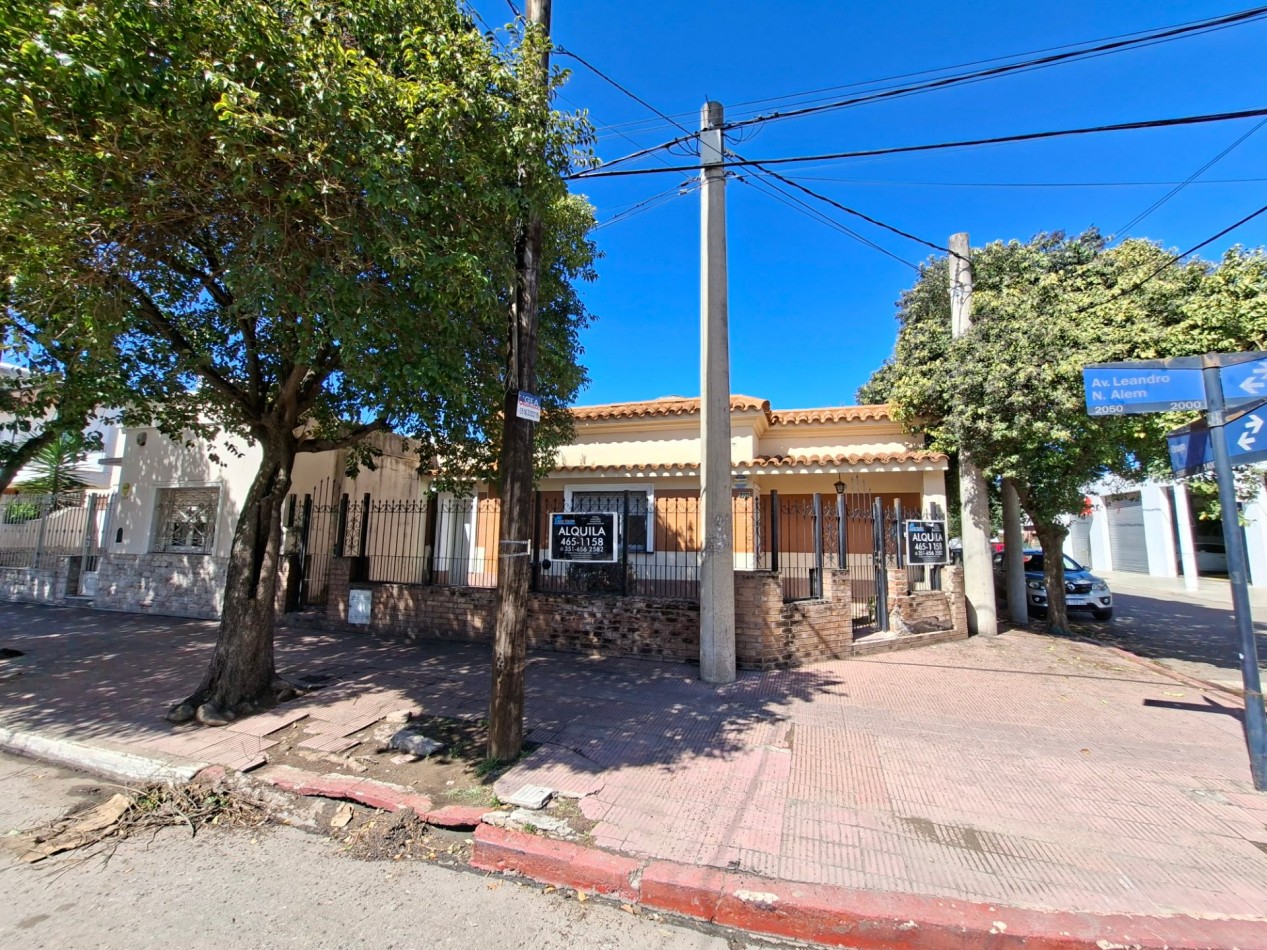 AVDA ALEM: ALQUILO CASA ESQUINA DE 3 DORMITORIOS (MEJOR ZONA)