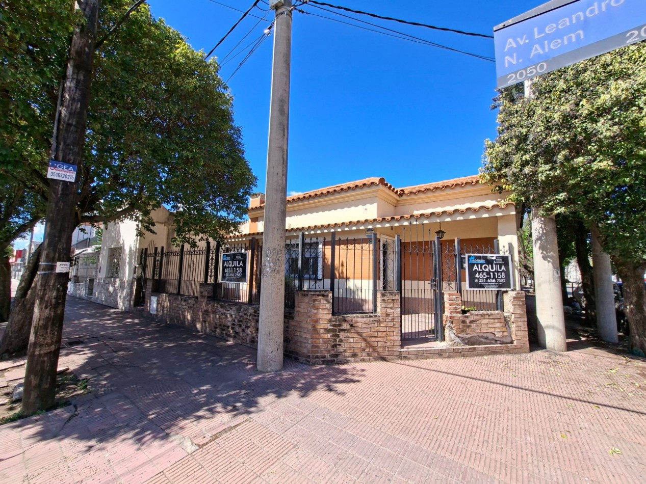 AVDA ALEM: ALQUILO CASA ESQUINA DE 3 DORMITORIOS (MEJOR ZONA)