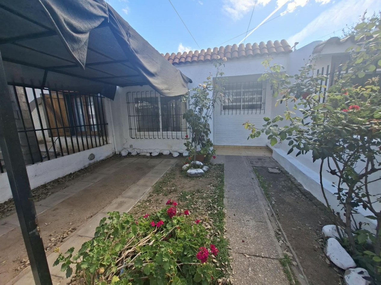 B° ROSEDAL: ALQUILO CASA DE 2 DORMITORIOS CON COCHERA A METROS DE LA RUTA 20