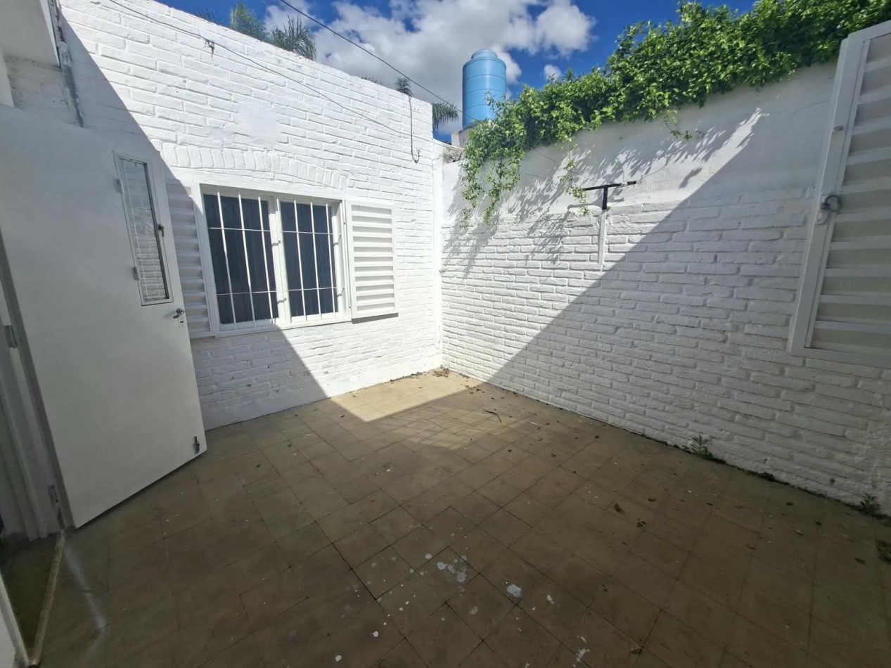 B° ROSEDAL: ALQUILO CASA DE 2 DORMITORIOS CON COCHERA A METROS DE LA RUTA 20