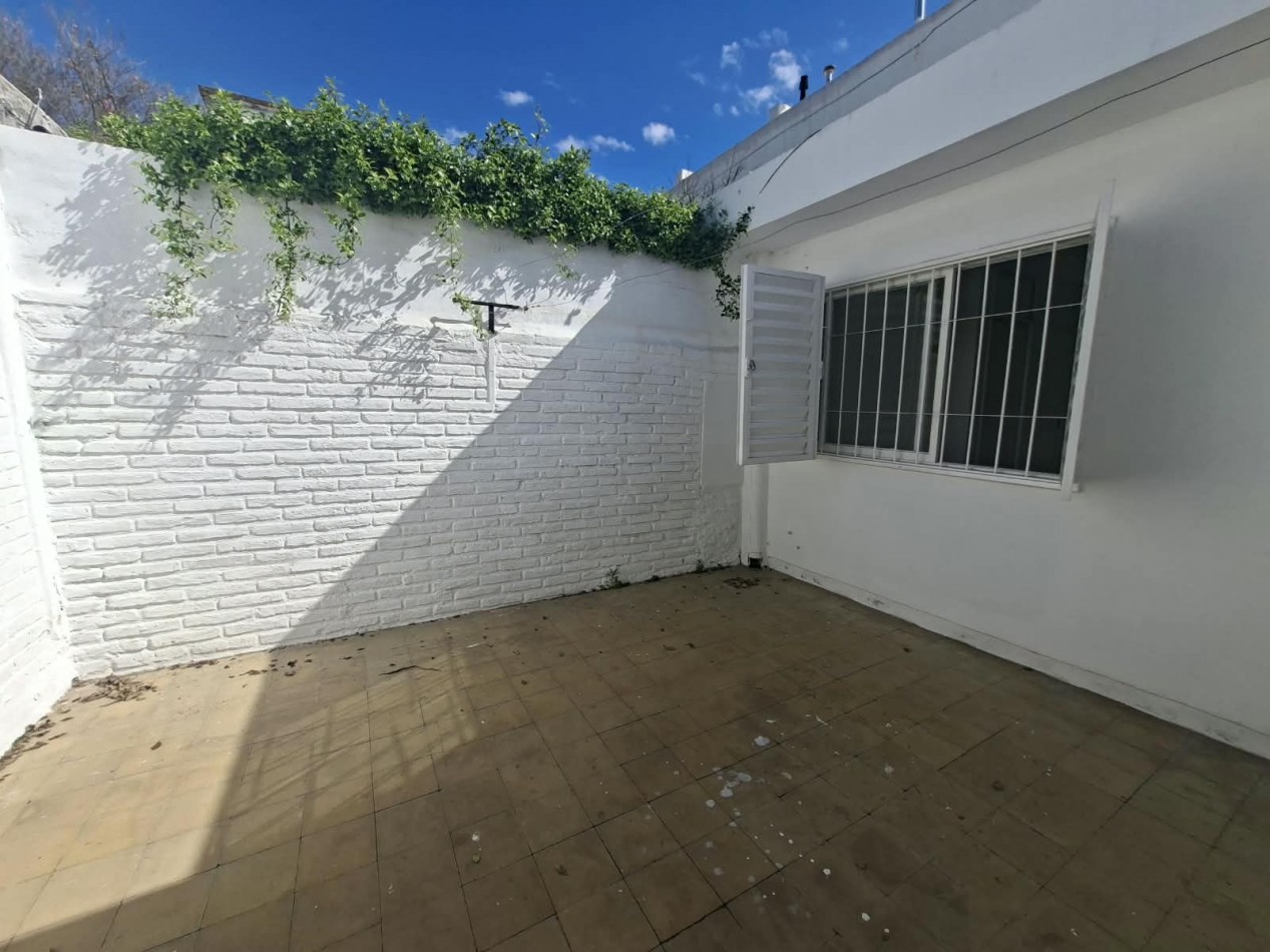 B° ROSEDAL: ALQUILO CASA DE 2 DORMITORIOS CON COCHERA A METROS DE LA RUTA 20