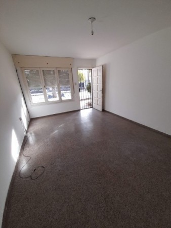 Bo ROSEDAL: ALQUILO CASA DE 3 DORMIORIOS CON 2 BAÑOS Y COCHERA