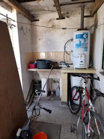 Bo MARQUES DE SOBREMONTE: VENDO CASA DE 2 DORMITORIOS, CON AMPLIO TERRENO, PARA RECICLAR