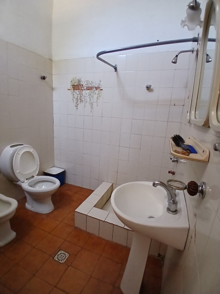 B° SARMIENTO: VENDO HERMOSA CASA ESQUINA DE 3 DORMITORIOS (MUY AMPLIA)