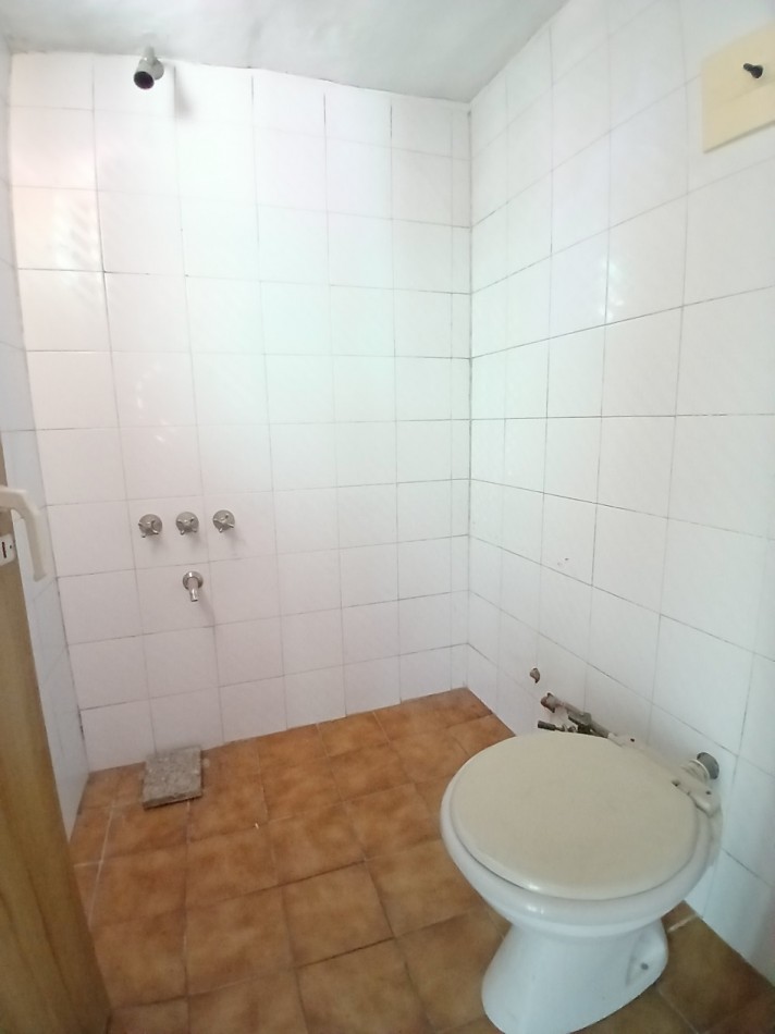 B° SARMIENTO: VENDO HERMOSA CASA ESQUINA DE 3 DORMITORIOS (MUY AMPLIA)