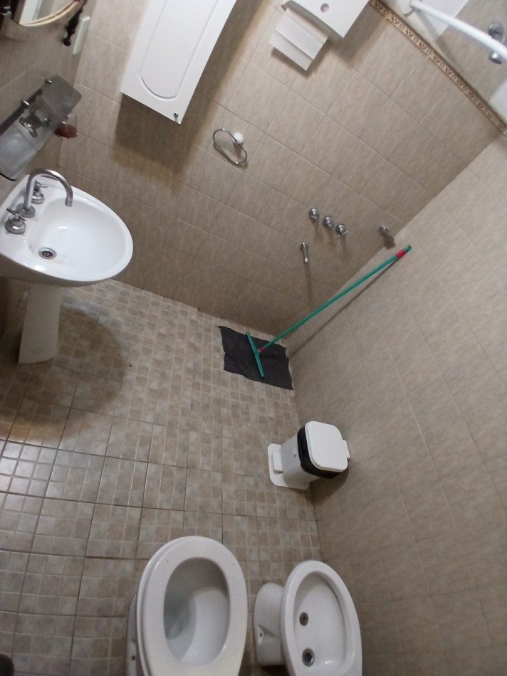 VILLA ADELA: VENDO IMPORTANTE CASA CON 2 DEPARTAMENTOS INTERNOS, IDEAL GERIATRICO O CONSULTORIOS MEDICOS