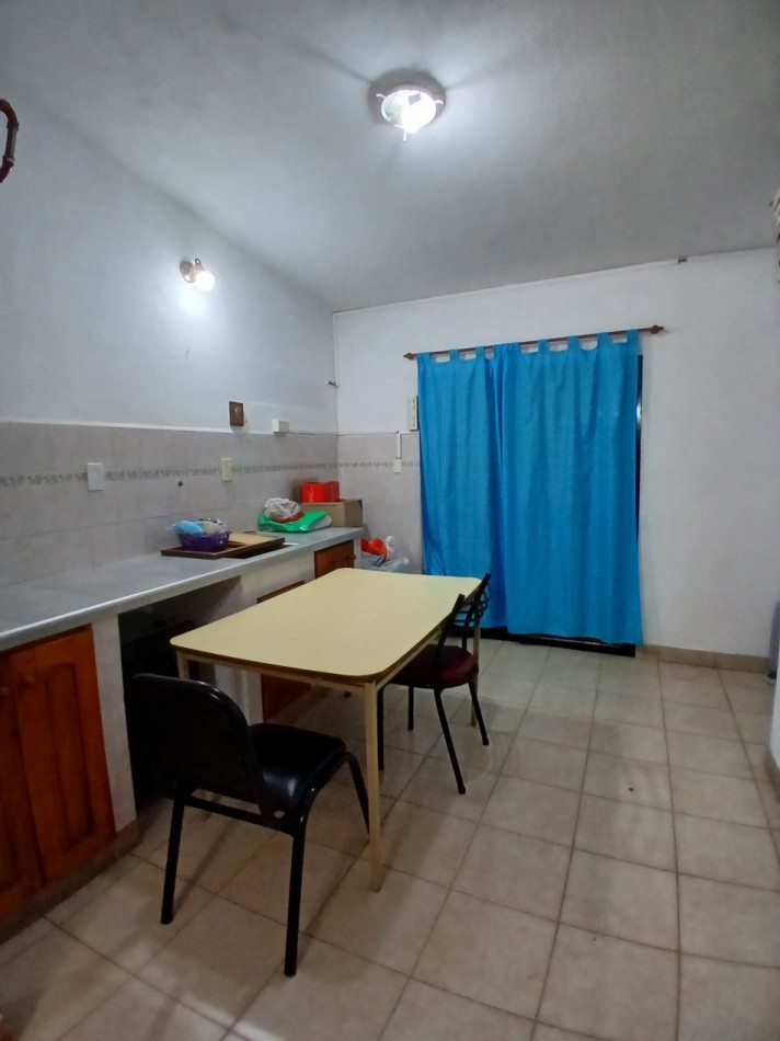 VILLA ADELA: VENDO IMPORTANTE CASA CON 2 DEPARTAMENTOS INTERNOS, IDEAL GERIATRICO O CONSULTORIOS MEDICOS