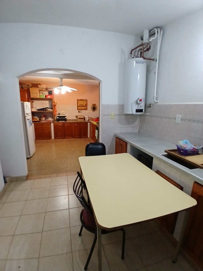 VILLA ADELA: VENDO IMPORTANTE CASA CON 2 DEPARTAMENTOS INTERNOS, IDEAL GERIATRICO O CONSULTORIOS MEDICOS