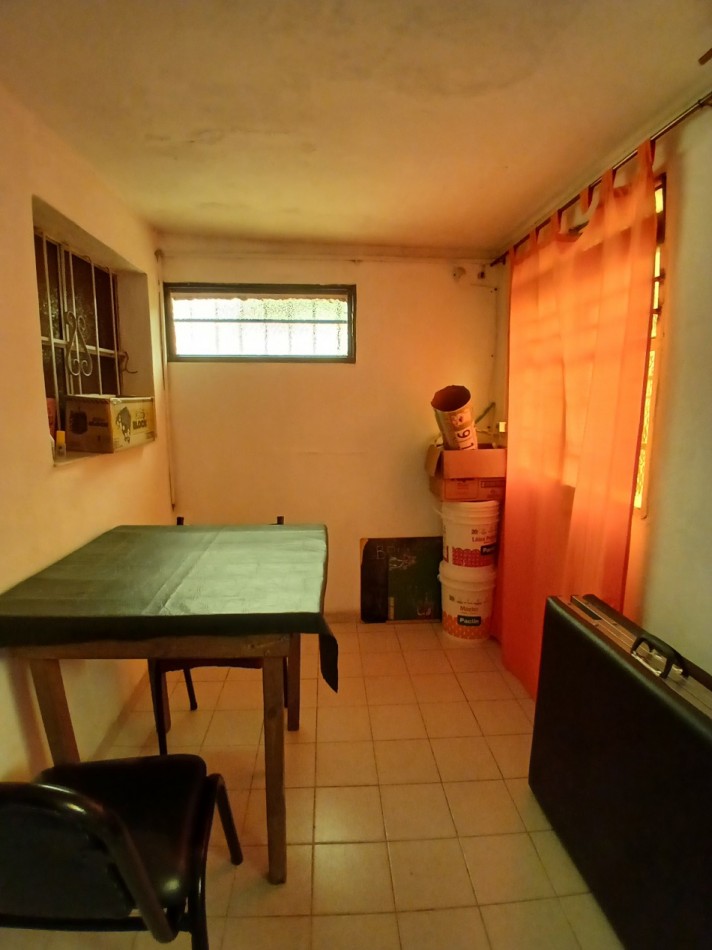 VILLA ADELA: VENDO IMPORTANTE CASA CON 2 DEPARTAMENTOS INTERNOS, IDEAL GERIATRICO O CONSULTORIOS MEDICOS
