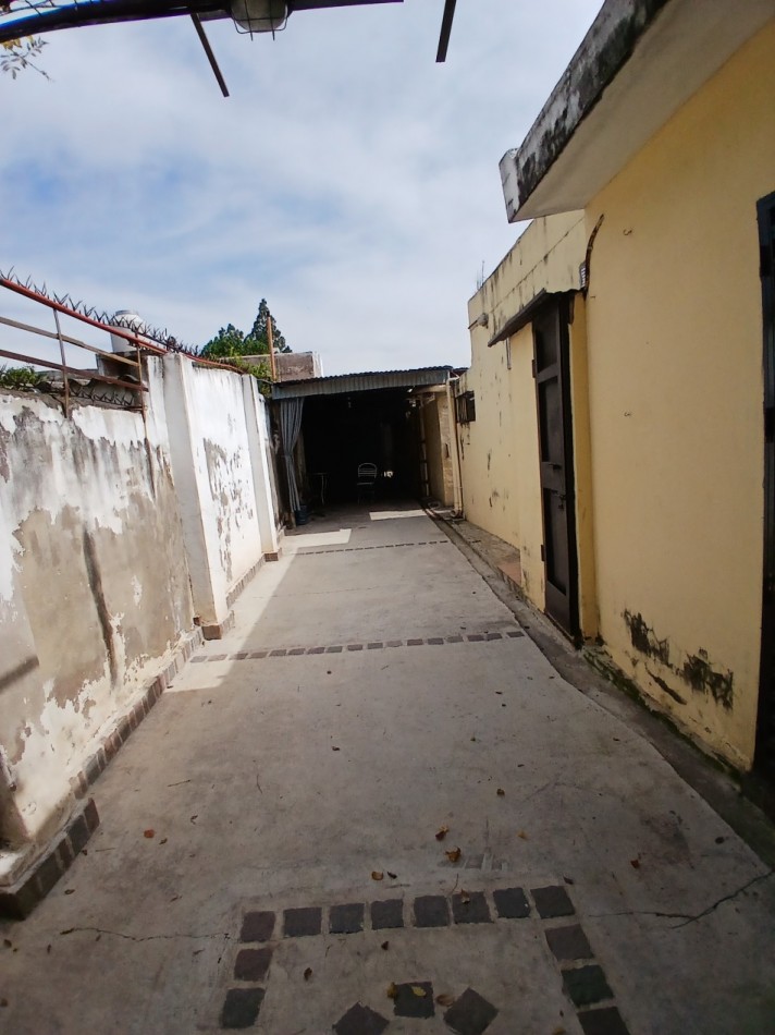 VILLA ADELA: VENDO IMPORTANTE CASA CON 2 DEPARTAMENTOS INTERNOS, IDEAL GERIATRICO O CONSULTORIOS MEDICOS