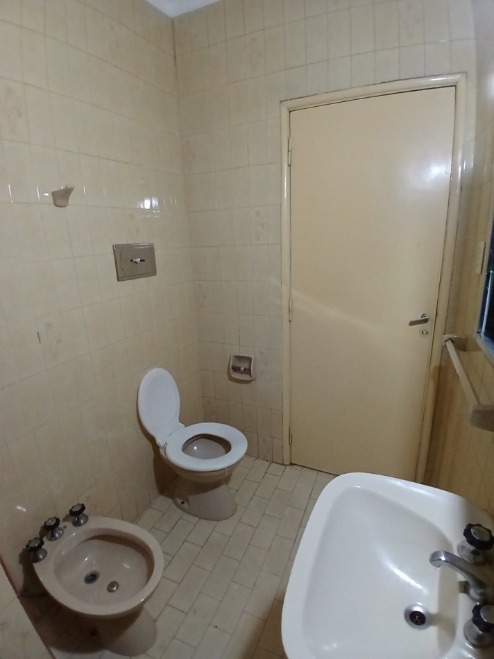 B° SAN RAFAEL: ALQUILO HERMOSA CASA DE 2/3 DORMITORIOS CON PATIO Y COCHERA DOBLE