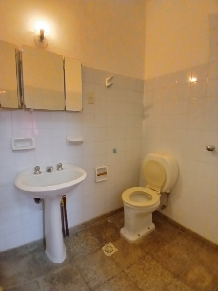 B° SAN RAFAEL: ALQUILO HERMOSA CASA DE 2/3 DORMITORIOS CON PATIO Y COCHERA DOBLE