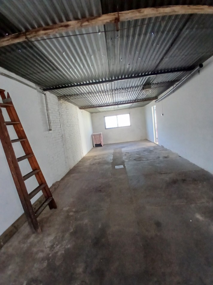 B° SAN RAFAEL: ALQUILO HERMOSA CASA DE 2/3 DORMITORIOS CON PATIO Y COCHERA DOBLE