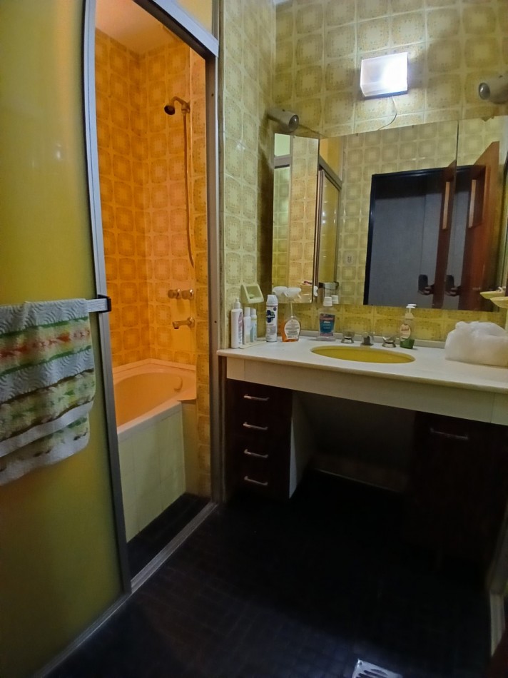 IDEAL INVERSOR: VENDO IMPONENTE CASA DE 4 DORMITORIOS+ DEPTO DE 1 DORMITORIO+ GALPON  A METROS DE CIRCUNVALACION Y AVDA. FUERZA AEREA