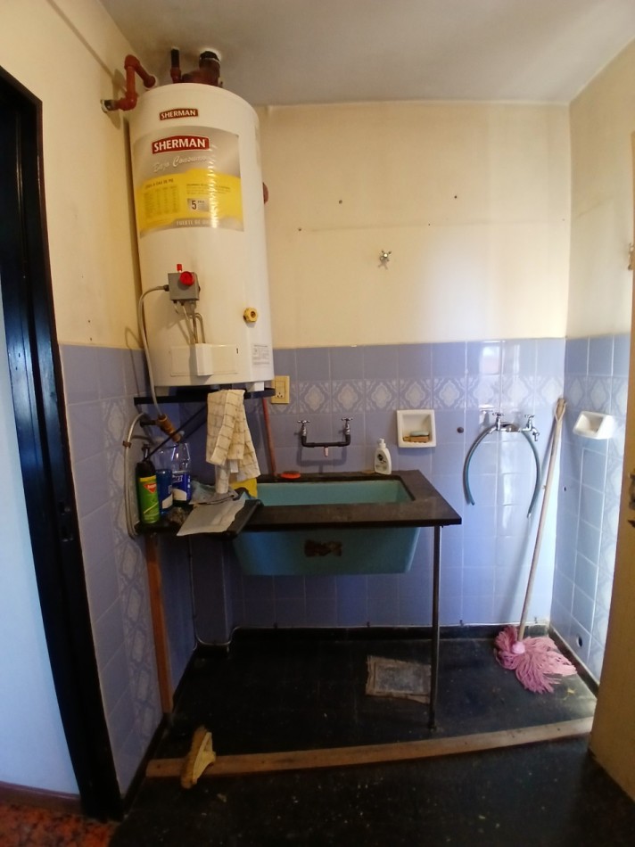 IDEAL INVERSOR: VENDO IMPONENTE CASA DE 4 DORMITORIOS+ DEPTO DE 1 DORMITORIO+ GALPON  A METROS DE CIRCUNVALACION Y AVDA. FUERZA AEREA