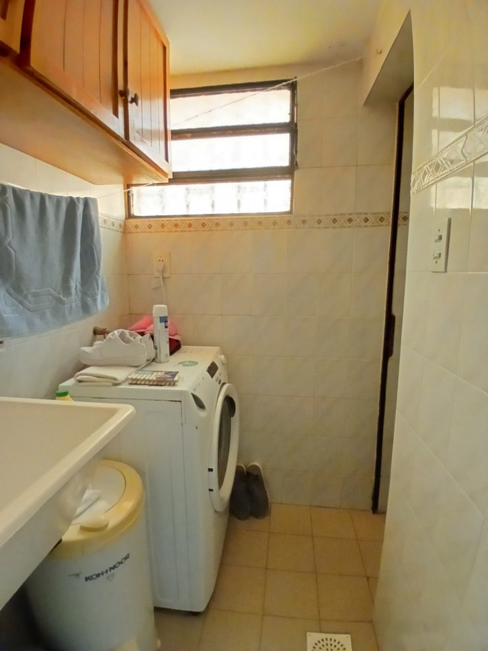 IDEAL INVERSOR: VENDO IMPONENTE CASA DE 4 DORMITORIOS+ DEPTO DE 1 DORMITORIO+ GALPON  A METROS DE CIRCUNVALACION Y AVDA. FUERZA AEREA