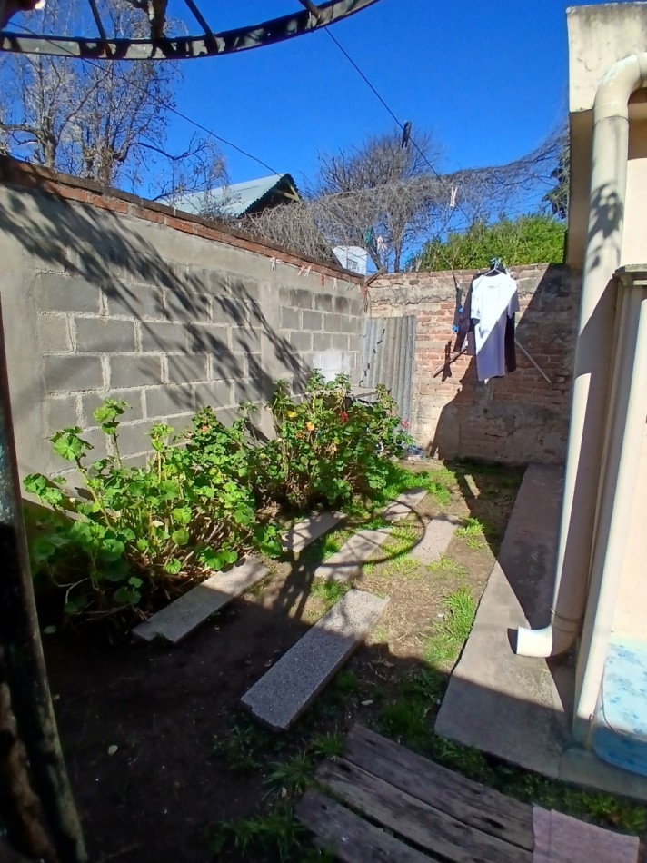 IDEAL INVERSOR: VENDO IMPONENTE CASA DE 4 DORMITORIOS+ DEPTO DE 1 DORMITORIO+ GALPON  A METROS DE CIRCUNVALACION Y AVDA. FUERZA AEREA