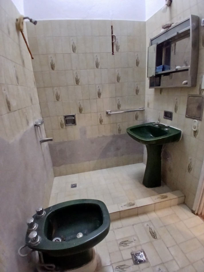 B° CENTROAMERICA: VENDO CASA DE 2 DORMITORIOS PARA REMODELAR (MEJOR ZONA)