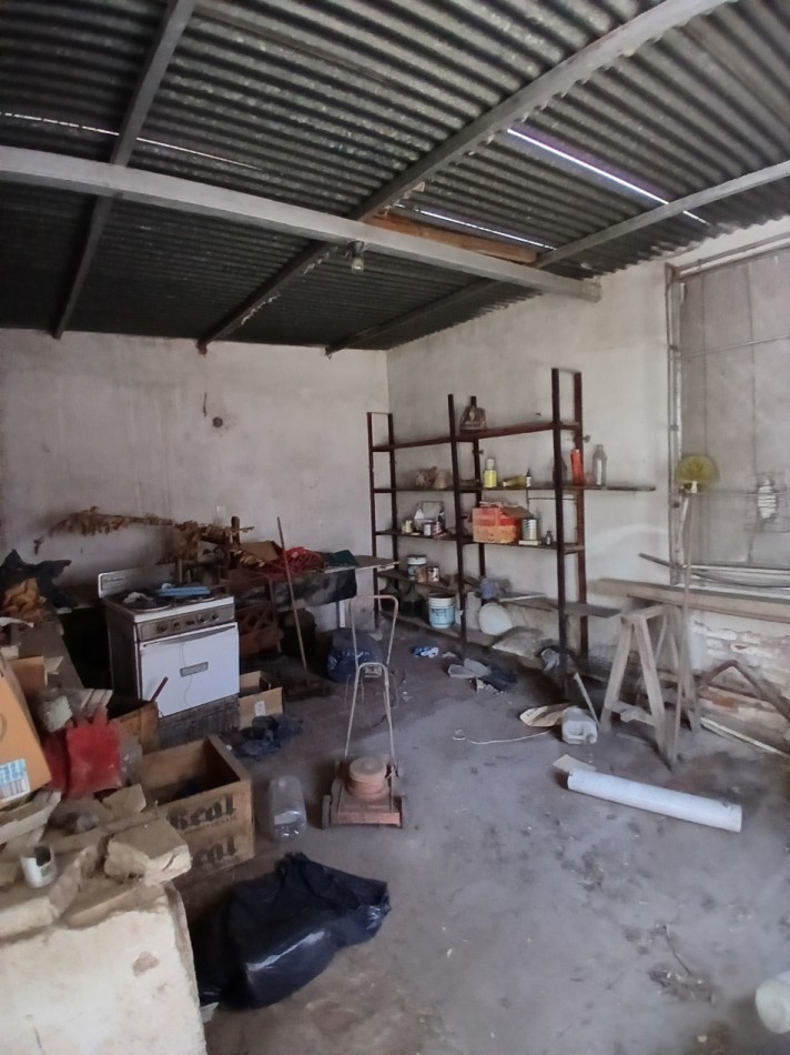 B° CENTROAMERICA: VENDO CASA DE 2 DORMITORIOS PARA REMODELAR (MEJOR ZONA)