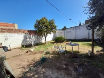 Bo MARQUES DE SOBREMONTE: VENDO CASA DE 2 DORMITORIOS, CON AMPLIO TERRENO, PARA RECICLAR