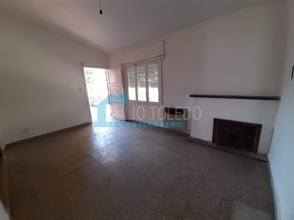 B° LOS NARANJOS: ALQUILO CASA DE 3 DORMITORIOS CON PATIO Y ENTRADA DE AUTOS