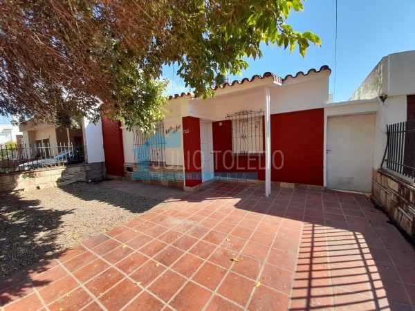 B° LOS NARANJOS: ALQUILO CASA DE 3 DORMITORIOS CON PATIO Y ENTRADA DE AUTOS