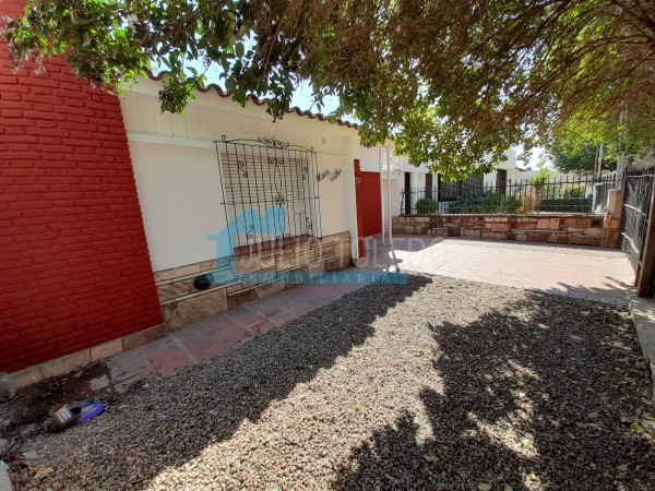 B° LOS NARANJOS: ALQUILO CASA DE 3 DORMITORIOS CON PATIO Y ENTRADA DE AUTOS