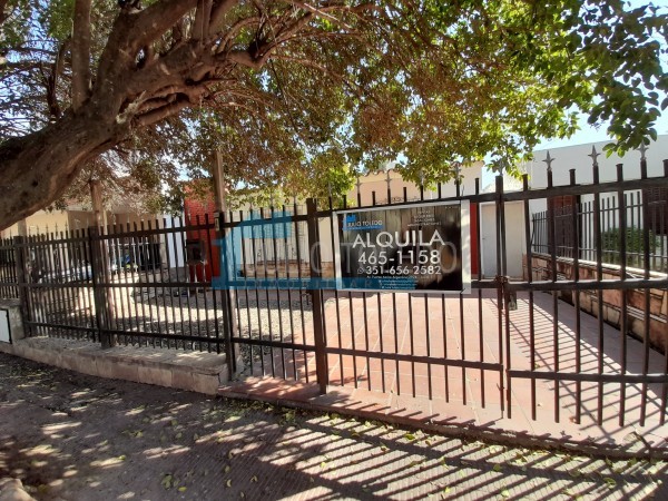 B° LOS NARANJOS: ALQUILO CASA DE 3 DORMITORIOS CON PATIO Y ENTRADA DE AUTOS