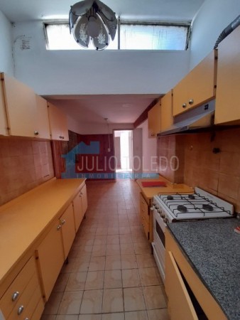 B° LOS NARANJOS: ALQUILO CASA DE 3 DORMITORIOS CON PATIO Y ENTRADA DE AUTOS