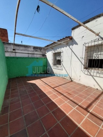B° LOS NARANJOS: ALQUILO CASA DE 3 DORMITORIOS CON PATIO Y ENTRADA DE AUTOS