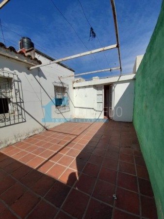 B° LOS NARANJOS: ALQUILO CASA DE 3 DORMITORIOS CON PATIO Y ENTRADA DE AUTOS