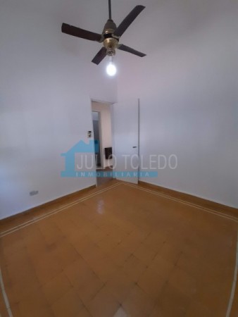 B° LOS NARANJOS: ALQUILO CASA DE 3 DORMITORIOS CON PATIO Y ENTRADA DE AUTOS