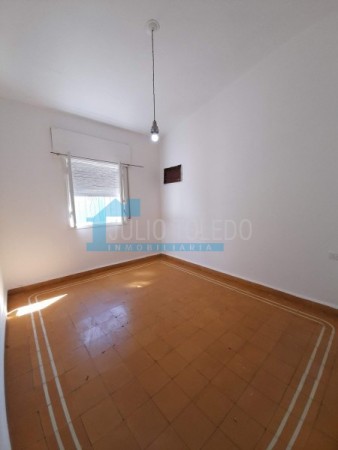 B° LOS NARANJOS: ALQUILO CASA DE 3 DORMITORIOS CON PATIO Y ENTRADA DE AUTOS