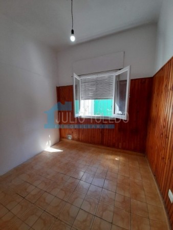 B° LOS NARANJOS: ALQUILO CASA DE 3 DORMITORIOS CON PATIO Y ENTRADA DE AUTOS