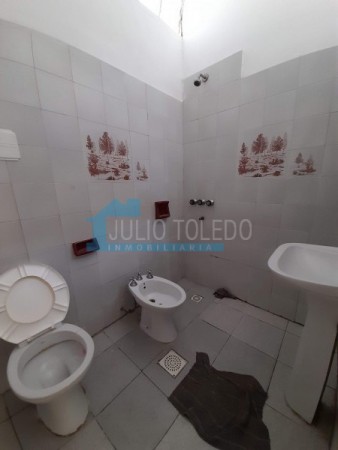 B° LOS NARANJOS: ALQUILO CASA DE 3 DORMITORIOS CON PATIO Y ENTRADA DE AUTOS