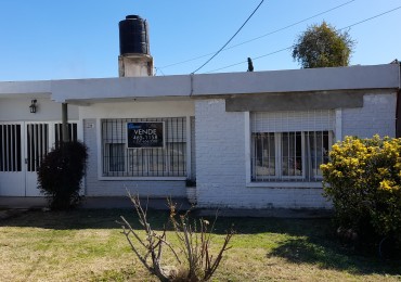 Bº MARQUES DE SOBREMONTE: VENDO CASA DE 2 DORMITORIOS, CON AMPLIO TERRENO, PARA RECICLAR