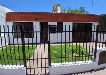 B° VILLA ADELA: ALQUILO HERMOSA CASA DE 1 DORMITORIO, CON PATIO Y GARAJE