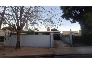 APTO CREDITO BANCOR: EN Bo AMEGHINO NORTE VENDO CASA DE 3 DORMITORIOS SOBRE TERRENO DE 500 M2