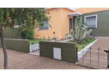 B° CENTROAMERICA: VENDO CASA DE 2 DORMITORIOS PARA REMODELAR (MEJOR ZONA)