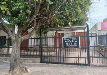 B° LOS NARANJOS: ALQUILO CASA DE 3 DORMITORIOS CON PATIO Y ENTRADA DE AUTOS