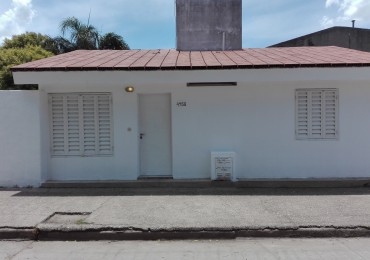 B° VILLA ADELA: ALQUILO CASA DE 2 DORMITORIOS CON COCHERA Y PATIO