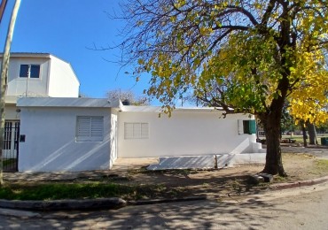 B° SAN ROQUE: ALQUILO CASA ESQUINA DE DOS DORMITORIOS FRENTE A LA PLAZA