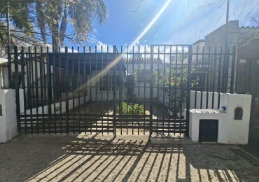 B° ROSEDAL: ALQUILO CASA DE 2 DORMITORIOS CON COCHERA A METROS DE LA RUTA 20