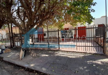 B° LOS NARANJOS: ALQUILO CASA DE 3 DORMITORIOS CON PATIO Y ENTRADA DE AUTOS