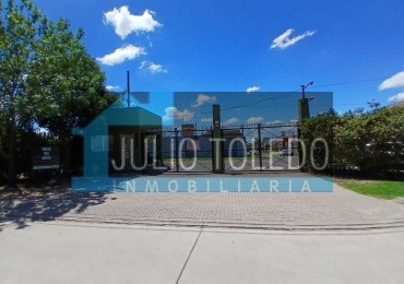 VENDO HERMOSA CASA DE 3 DORMITORIOS EN BARRIO CERRADO SOLES DEL OESTE (APTO CREDITO)